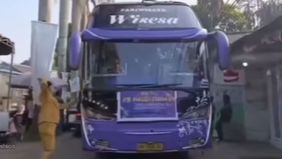  Sebuah video viral baru-baru ini beredar di media sosial yang menunjukkan seorang guru menghadang bus pariwisata tepat di depan sebuah Sekolah Dasar (SD).