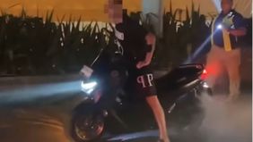 Sebuah video yang menunjukkan aksi nekat bule melakukan freestyle motor di jalanan Bali kembali viral di media sosial.