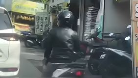 Seorang pengendara sepeda motor melarikan diri setelah menyenggol mobil hingga baret di jalanan Kota Bandung Rabu, 12 Juni 2024.