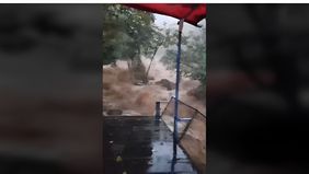 Curah hujan deras yang mengguyur wilayah Jakarta kemarin (12/6/2024) menyebabkan air di Lembah Tepus meluap dan membanjiri kawasan sekitarnya.