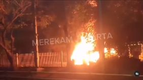 Kecelakaan mengerikan kembali dialami oleh seorang pengendara mobil. Sebab, baru-baru ini kendaraan yang ditumpanginya ludes terbakar setelah menghantam separator busway di kawasan Penjaringan, Jakarta Utara, pada Jumat, 14 Juni 2024 dini hari. 