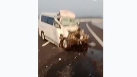 Minibus tersebut menabrak truk di tol Cisumdawu.