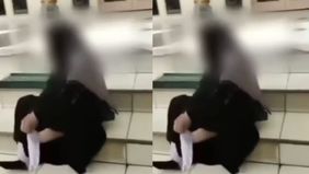 Sebuah video yang menunjukkan seorang wanita bercadar yang sedang berduaan dengan seorang pria di kamar mandi masjid viral di media sosial.