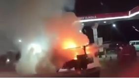 Kebakaran terjadi pada mobil pick up penjual tahu bulat di depan Pom Bensin Unpam Viktor, Tangerang Selatan, pada Jumat malam (14/6/2024) sekitar pukul 18.30 WIB.