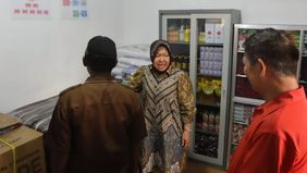 Menteri Sosial (Mensos) Tri Rismaharini menjemput Orang Dengan Gangguan Jiwa (ODGJ) di Kabupaten Barito Kuala, Provinsi Kalimantan Selatan, guna mendapatkan pengobatan di rumah sakit jiwa terdekat.
