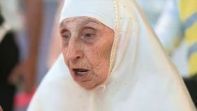 Jemaah haji bernama Sarahouda Stiti dari Aljazair, Afrika Utara berusia 130 tahun, menjadi jemaah tertua yang sudah sampai di Arab Saudi Rabu, 12 Juni 2024.