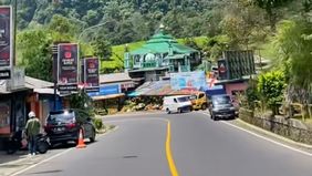 Bogor, kota yang dikenal dengan julukan "Kota Hujan," menawarkan berbagai destinasi wisata yang cocok untuk semua kalangan. Dari keindahan alam hingga tempat rekreasi modern, Bogor selalu berhasil memikat hati wisatawan. Berikut daftar tempat wisata.