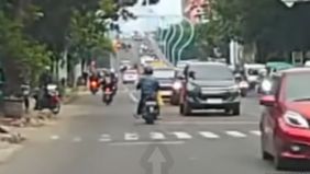 Seorang bocah tertabrak pengendara sepeda motor saat berlari sambil menyeberang jalan di Jl. Jakarta, Kota Bandung, Rabu, 12 Juni 2024.