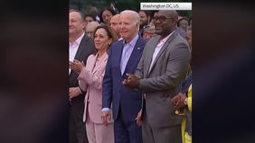 Presiden Amerika Serikat Joe Biden tertangkap kamera saat ia tampak membeku saat perayaan Juneteenth di Gedung Putih pada hari Senin lalu.