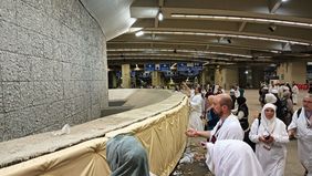 Setelah menyelesaikan lontar jumrah Aqabah lalu Tahallul Awal, hari kedua di Mina, jemaah haji melakukan lontar jumrah Ula, Wustha, dan Aqabah. 