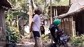 Seorang kakek di Klaten, Jawa Tengah mengamuk saat ditagih cicilan hutang oleh debt collector hingga melakukan pengejaran sambil membawa kapak.