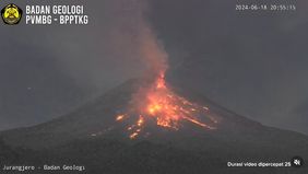 Gunung Merapi kembali menunjukkan aktivitasnya dengan mengeluarkan awan panas guguran (APG) pada Selasa (18/6) malam. Awan panas ini meluncur sejauh 1.500 meter (1,5 km) ke arah barat daya, tepatnya ke Kali Bebeng atau Krasak.