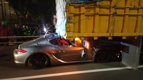 Sebuah mobil sport Porsche menabrak truk angkut barang di KM 5+200 B sebelum GT Kuningan 2, pada Rabu, 19 Juni 2024 dini hari. Menurut kesaksian pengemudi truk, dirinya tidak mengetahui bahwa truk yang bermuatan sagu itu ditabrak mobil mewah. 