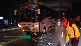 Kecelakaan lalu lintas melibatkan sepeda motor dan kendaraan mikrobus Isuzu terjadi di Jl. PHH Mustofa Kel. Neglasari Kec. Cibeunying Kaler M, Kota Bandung Rabu, 19 Juni 2024.