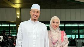 Kartika Putri bersama dengan Habib Usman, menjadi salah satu pasangan yang menunaikan ibadah haji tahun ini.