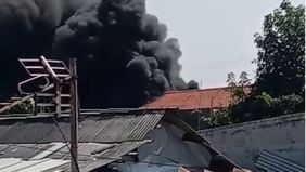 Kebakaran dilaporkan terjadi di sebuah toko ban di Jalan Sultan Agung, Kecamatan Medansatria, Kota Bekasi, pada Kamis (20/6/2024) sekitar pukul 12.00 WIB.