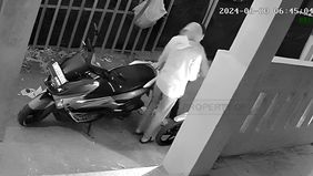  Aksi pencurian sepeda motor kembali terjadi. Kali ini, sejoli terekam CCTV saat mencuri sepeda motor di kawasan Rawa Geni Depok, Jawa Barat.
