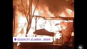 Kebakaran terjadi pada rumah seberang Mall Season City, Grogol, Petamburan, Jakarta Barat, Rabu (19/6/2024). Peristiwa itu terjadi pada pukul 23.12 WIB. Belasan kendaraan pemadam kebakaran (damkar) pun dikerahkan.