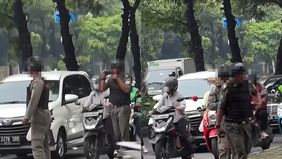 Media sosial dihebohkan dengan rekaman sebuah video dari seorang warganet yang memperlihatkan petugas Satpol PP saat mengatur lalu lintas di sebuah persimpangan jalan. Dalam video itu, tampak dua orang Satpol PP yang sedang bertugas di jalan raya. 