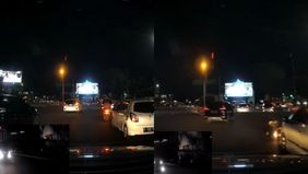 Sebuah video yang memperlihatkan aksi berbahaya seorang pengendara ibu-ibu Diseruduk mobil di jalan raya.