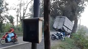 Insiden kecelakaan truk box di Tomo, Sumedang, mengundang keprihatinan dan kemarahan publik setelah warga sekitar bukannya memberikan pertolongan, melainkan malah menjarah muatan truk yang mengalami musibah tersebut.