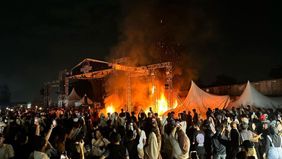 Konser Tangerang Lentera Festival (TNG Lenfest) 2024 yang digelar di Lapangan Sepak Bola Pasar Kemis, Kabupaten Tangerang, Banten, diwarnai kerusuhan pada Minggu malam (23/6/2024) sekitar pukul 19.00 WIB.
