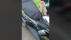 Kejadian tak terduga menimpa seorang pengunjung Gelora Bung Karno (GBK), Jakarta, yang helmnya tiba-tiba dicuri di area parkir.