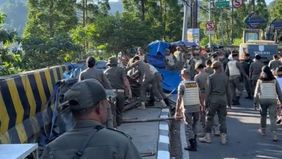 Penertiban pedagang kaki lima (PKL) yang telah dilaksanakan oleh gabungan dari Satuan Polisi Pamong Praja (Satpol PP) dan pihak kepolisian di kawasan Gunung Mas Puncak, Cisarua, Kabupaten Bogor pada hari ini, diwarnai dengan aksi perlawanan dari para