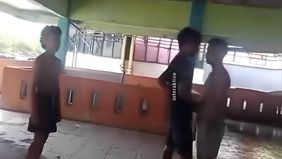 Sebuah video yang memperlihatkan dua pemuda melakukan tarung bebas di Ternate, Maluku Utara viral di media sosial.