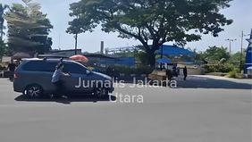 Seorang wanita di Ancol, Jakarta Utara, mengalami momen mencekam saat mobilnya ditabrak taksi online pada Minggu (23/6/2024). Tak hanya itu, ia juga terseret 10 meter saat berusaha menghentikan taksi yang kabur.