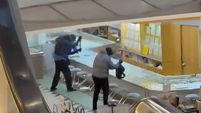  Kawanan perampok nekat menggasak toko emas di mal Metro Kajang, Malaysia. Aksi perampokan ini terekam kamera CCTV dan videonya viral di media sosial.