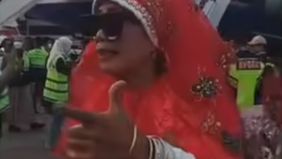 Media sosial diramaikan dengan video yang menunjukkan emak-emak jemaah haji asal Makassar, Indonesia yang tiba di Tanah Air dengan penampilan yang nyentrik. 