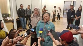 Duka dan amarah menyelimuti keluarga Afif Maulana (13 tahun), seorang bocah SMP yang diduga tewas akibat dianiaya oknum polisi di Padang, Sumatera Barat. Kejadian tragis ini telah memicu kecaman keras dari berbagai pihak, termasuk LBH Padang yang mel