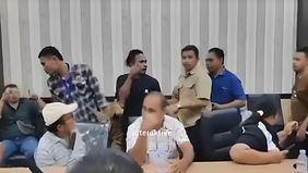 Beredar video di media sosial yang menunjukkan seorang ajudan Bupati Halmahera Barat, Brigpol Charles Aniky, diduga melakukan kekerasan pada seorang warga di Jailolo pada Senin, 24 Juni 2024.