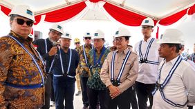 Menteri Koordinator Bidang Perekonomian Airlangga Hartarto bersama Menteri Investasi/Kepala BKPM Bahlil Lahadalia meresmikan operasional smelter tembaga PT Freeport Indonesia (PTFI) di Gresik, Jawa Timur.