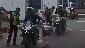 Sebuah video yang memperlihatkan aksi arogansi pengendara moge viral di media sosial. Dalam video tersebut, terlihat seorang pengendara moge Kawasaki Ninja H2 menoyor kepala satpam karena tak terima ditegur saat blayer-blayer motor.
