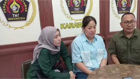 Beberapa waktu lalu sempat dihebohkan dengan kabar ibu kandung dilaporkan oleh anak sendiri sampai menjalani persidangan di PN Karawang, Jawa Barat. Kini, sang anak buka suara dan menolak dituduh sebagai anak durhaka karena tindakan tersebut. 