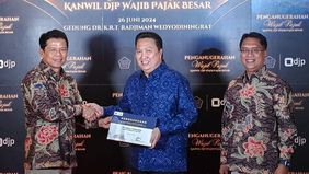 Presiden Direktur PT Adaro Energy Indonesia Tbk (Adaro) Garibaldi Thohir (tengah) menerima penghargaan dari Kepala Kantor Wilayah DJP Wajib Pajak Besar Yunirwansyah (kiri) didampingi Kepala Kantor Pelayanan Pajak Wajib Pajak Besar Satu Wahyu Hartono 