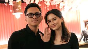 Azriel Hermansyah memutuskan untuk melamar Sarah Menzel saat ulang tahun ke 24. 