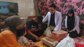 Kisah pilu dialami oleh Asep Wahyudi warga Cianjur bersama istri dan keempat anaknya, harus tinggal di bekas kandang ayam selama kurang lebih dua tahun.