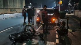 Sebuah mobil ringsek setelah ditabrak dua kali oleh sepeda motor di Jalan Raya Sisingamangaraja arah Bundaran Senayan, Kebayoran Baru, Jakarta Selatan Sabtu, 29 Juni 2024 sekira pukul 03.00 WIB.