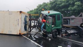 Sebuah truk kontainer terguling di Ruas Tol KM 53.400 B Cakung arah Bintara Sabtu, 29 Juni 2024 pukul 14.13 WIB.