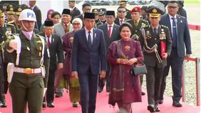 Prabowo terlihat berjalan di karpet merah bersama pejabat kementerian/lembaga lainnya. Sesekali Prabowo terlihat tersenyum kala memasuki arena upacara HUT Bhayangkara ke-78.