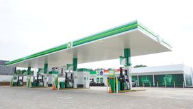 Badan usaha penjual bahan bakar minyak (BBM) swasta Shell Indonesia dan BP-AKR resmi menurunkan harga BBM pada 1 Juli 2024.