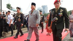 Prabowo mendampingi Presiden Jokowi.