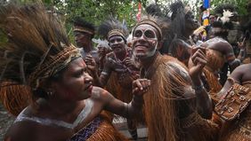 Indonesia adalah rumah bagi lebih dari 300 kelompok etnis atau suku bangsa, dengan sekitar 1.340 suku tersebar di seluruh nusantara. Setiap suku yang berada di Tanah Air ini memiliki tradisi dan keunikan yang beragam.