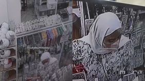 Rekaman CCTV toko Niceso Cicurug di Sukabumi, Jawa Barat, baru-baru ini viral di media sosial. Rekaman tersebut memperlihatkan detik-detik seorang ibu-ibu berkerudung putih mencuri barang-barang senilai lebih dari 200 ribu rupiah pada Minggu (30/6/20