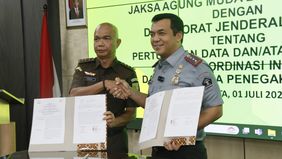 Direktur Jenderal Imigrasi, Silmy Karim menandatangani Perjanjian Kerja Sama (PKS) dengan Jaksa Agung Muda Intelijen (Jamintel) Kejaksaan RI, Reda Manthovani di Gedung Utama Kejaksaan Agung RI, Jakarta.