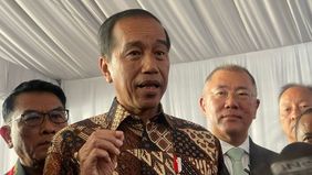 “Saya bukan ketua partai, saya bukan pemilik partai, jadi jangan ditanyakan kepada saya,” kata Jokowi.