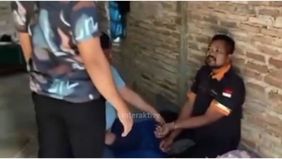 Seorang dukun palsu di Pringsewu, Lampung, diringkus polisi atas dugaan pencabulan terhadap seorang gadis berusia 19 tahun. Pelaku, Asep Maulana (31), tega memperkosa korban dengan modus membersihkan aura negatif.